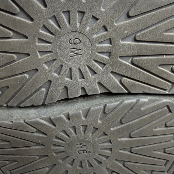 (T5) UGG Australia Women's Classic Gray Cardy Knit Boots, Size 6, Side Buttons. - Picture 7 of 11